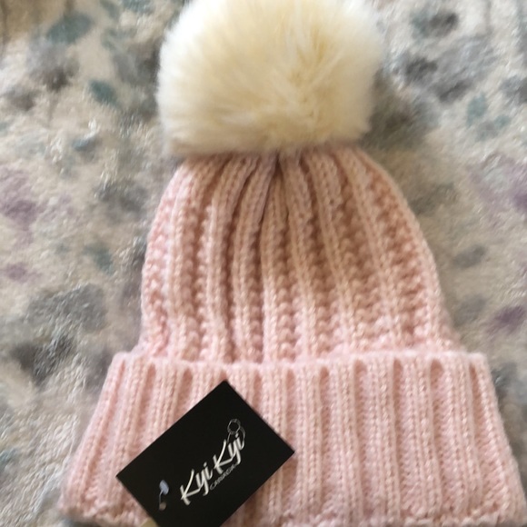 Kyi Kyi Canada knitted beanie with faux fur Pom. - Picture 2 of 3
